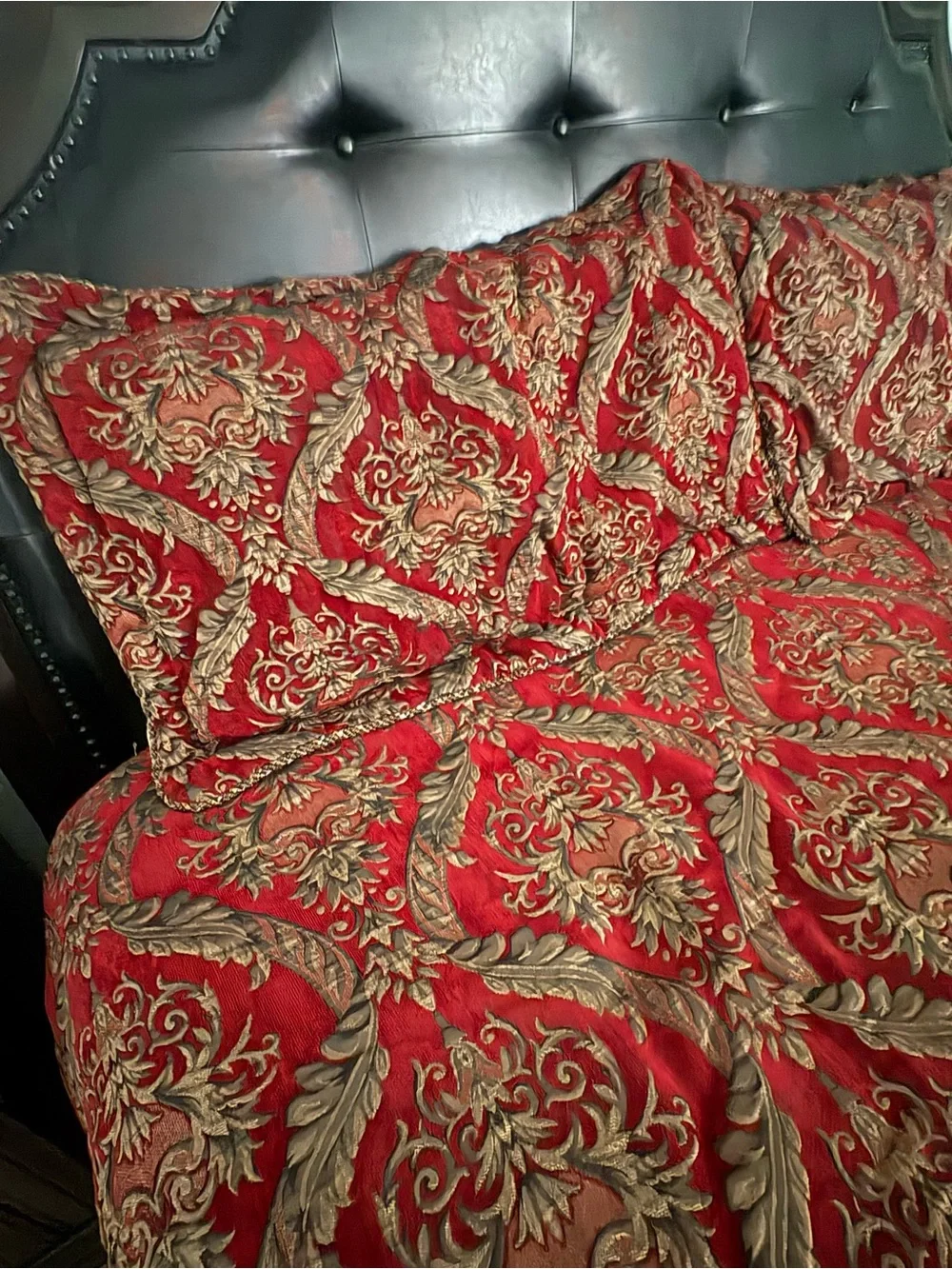 Elegant Red Damask Bedding Set - Classic Decorative Comforter